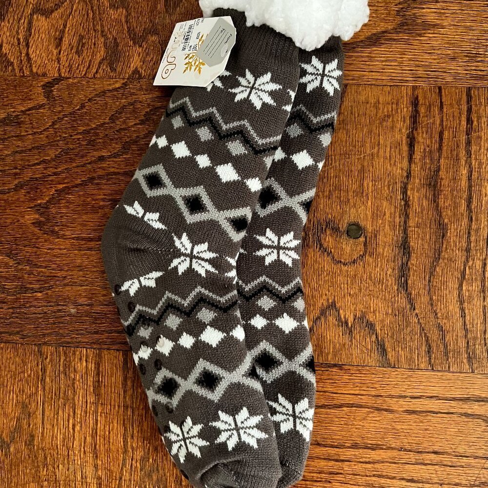 BNWT COZY HUB HOLIDAY GRAY / WHITE SHERPA GRIPPER COZY (OS)